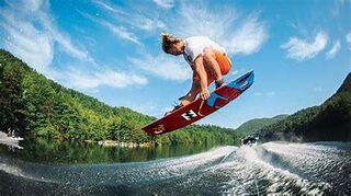 Wakesurfing-Wakeboarding